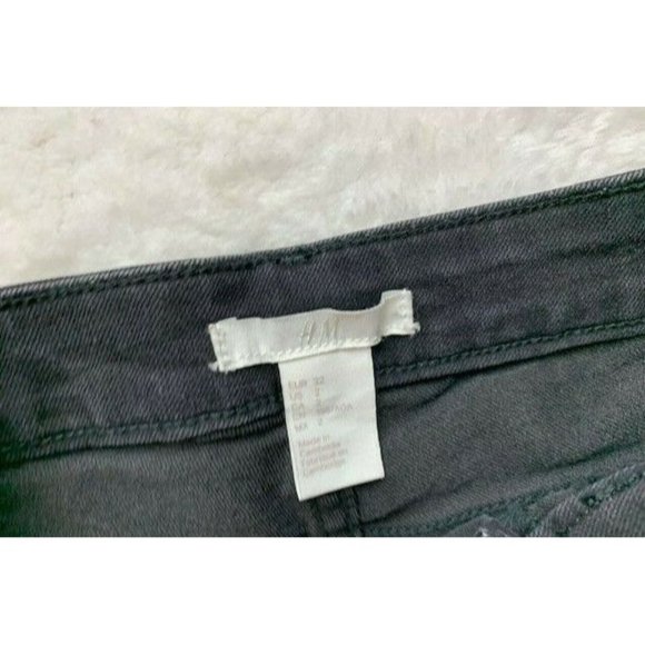 H&M Womens Size 2 Black Shorts Stretch Low Rise Cuff Hem - Picture 2 of 3